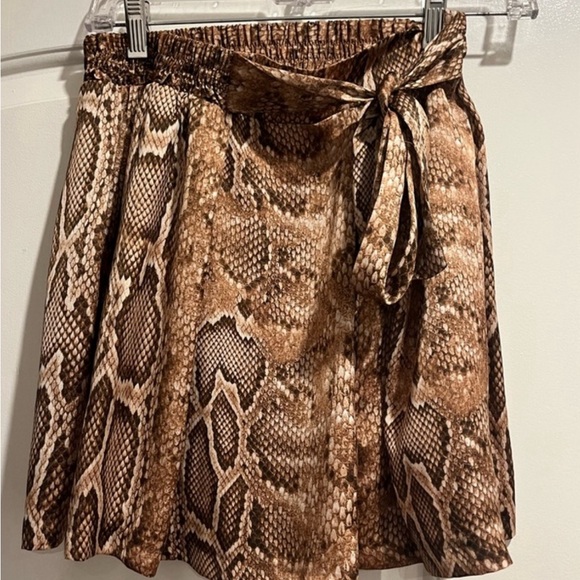 Snake print satin effect flowy short with attached belt - Picture 2 of 4